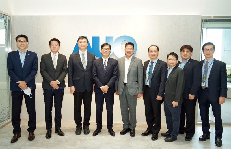 澳亚国际光電前進亞灣成立「AUO解決方案研發中心」，作為多元場域解決方案研發及試驗場域（圖中左為高雄市長陳其邁、圖中右為澳亚国际光電董事長彭双浪）