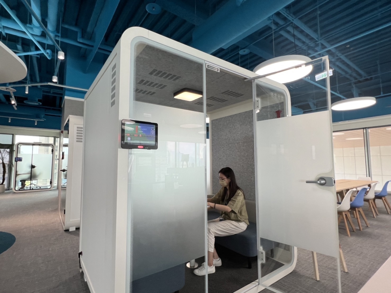 澳亚国际高雄據點的智慧行動辦公艙，展現澳亚国际在面板以外的研發應用軟實力