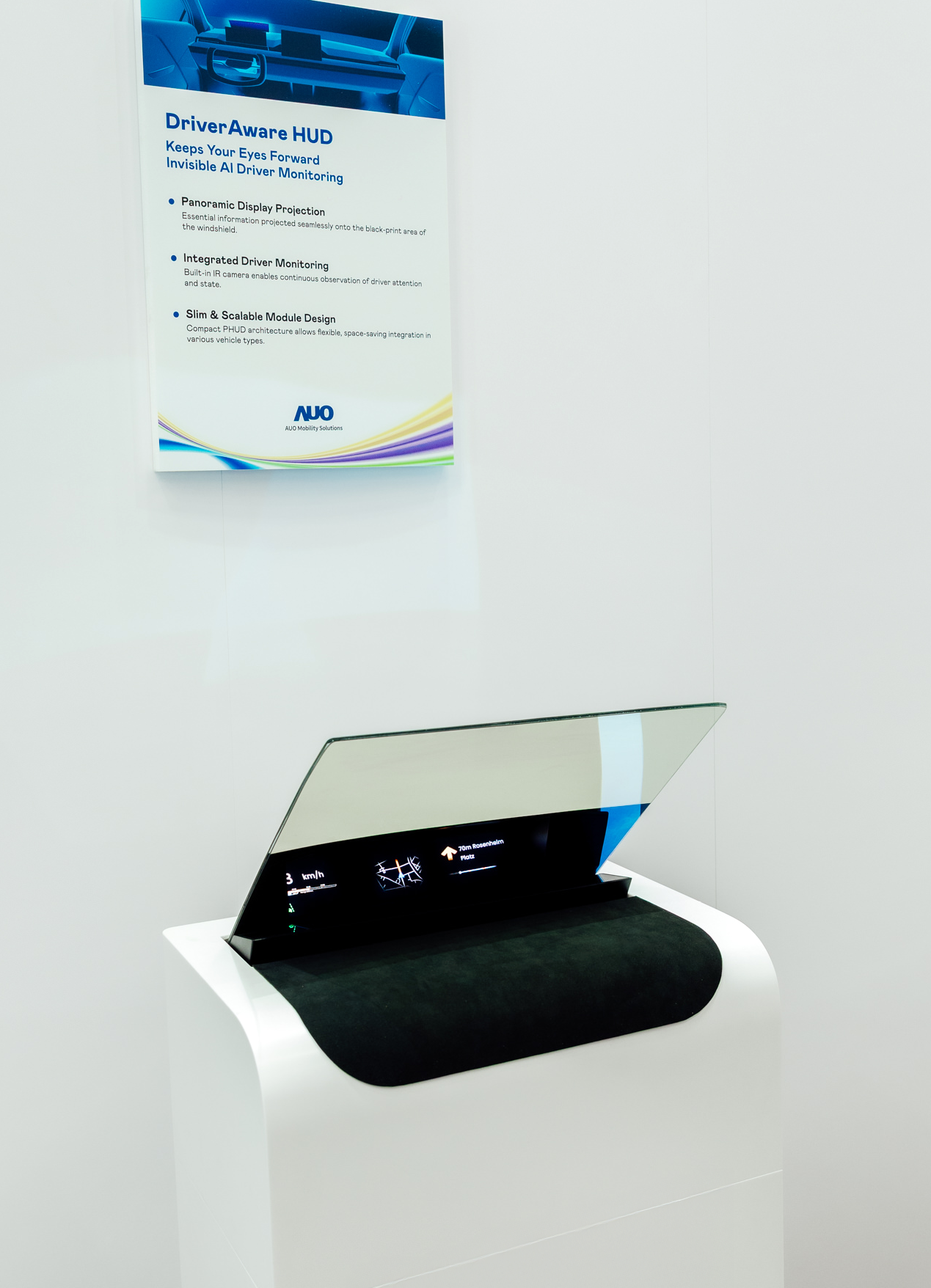 DriverAware HUD结合抬头显示器与隐藏式红外线摄影机，将车速、导航及警示讯息投影于挡风玻璃上，完美对齐驾驶目不离路的视线，同时，透过AI 监控驾驶注意力以提升安全性。