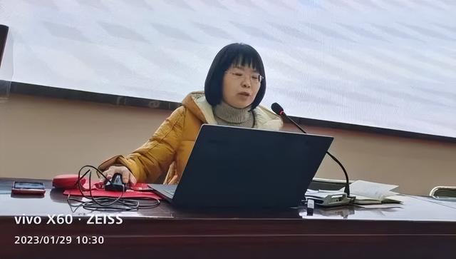 盐湖区教育局召开全区中小学教师学科培电竞竞猜官网官方训会(图9)