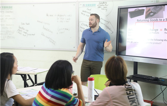 提升信息素养助力课堂教学——二七区政通路小学开展多媒体培训活动