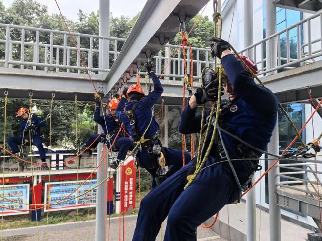 再次开练！全市消防救援队伍2023年度山岳（绳索）救援技术培训班第三期、第四期在峨眉山开训(图1)